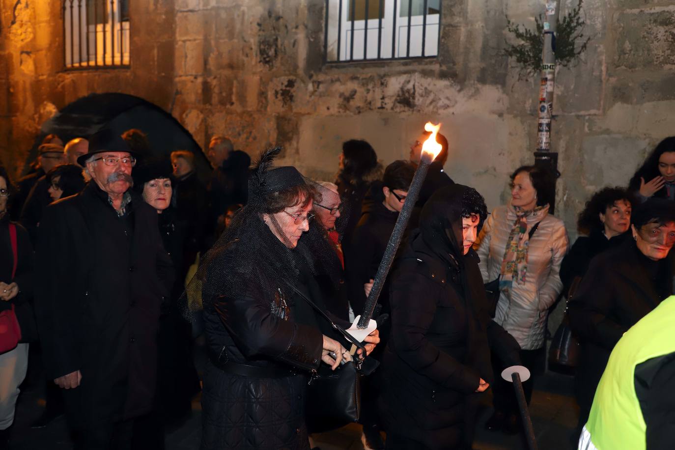 Centenares de burgaleses se echan a la calle en un multitudinario acto.