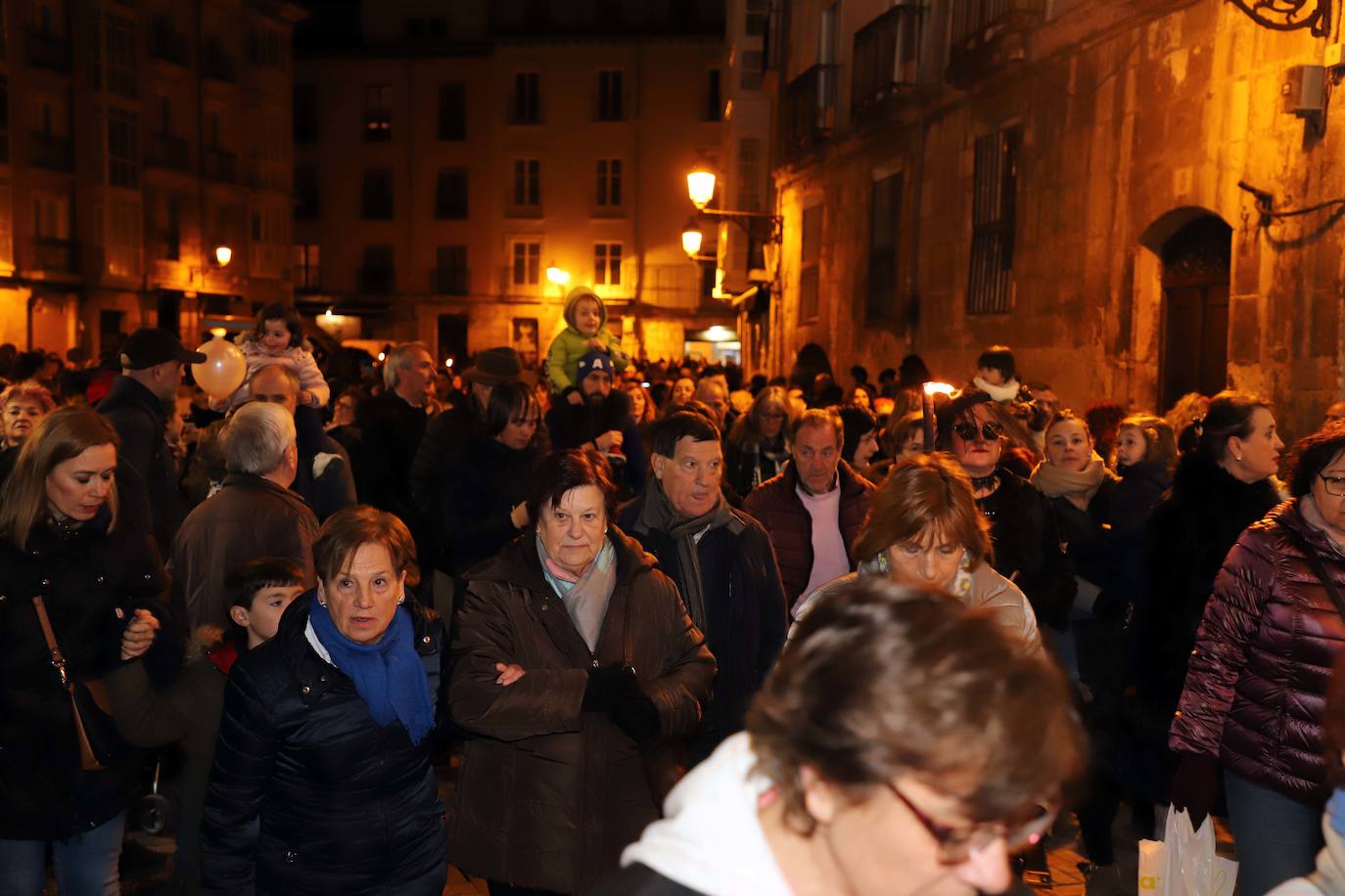 Centenares de burgaleses se echan a la calle en un multitudinario acto.