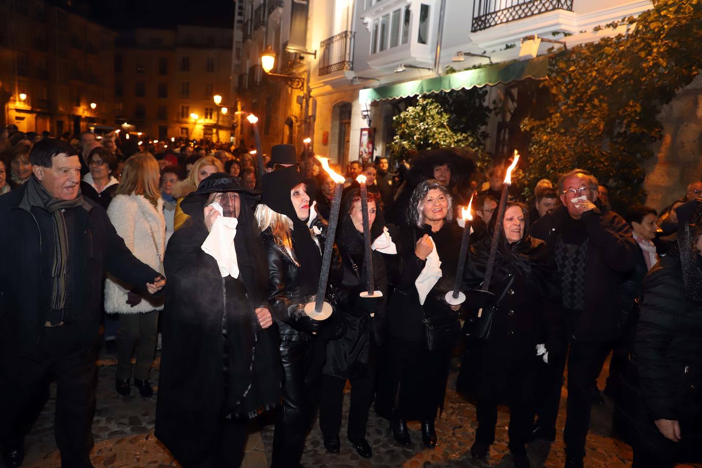 Centenares de burgaleses se echan a la calle en un multitudinario acto.