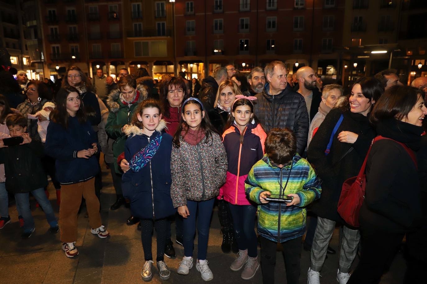 Centenares de burgaleses se echan a la calle en un multitudinario acto.