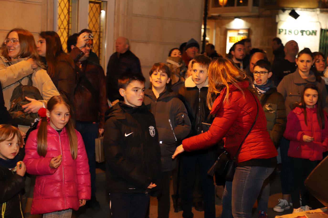 Centenares de burgaleses se echan a la calle en un multitudinario acto.