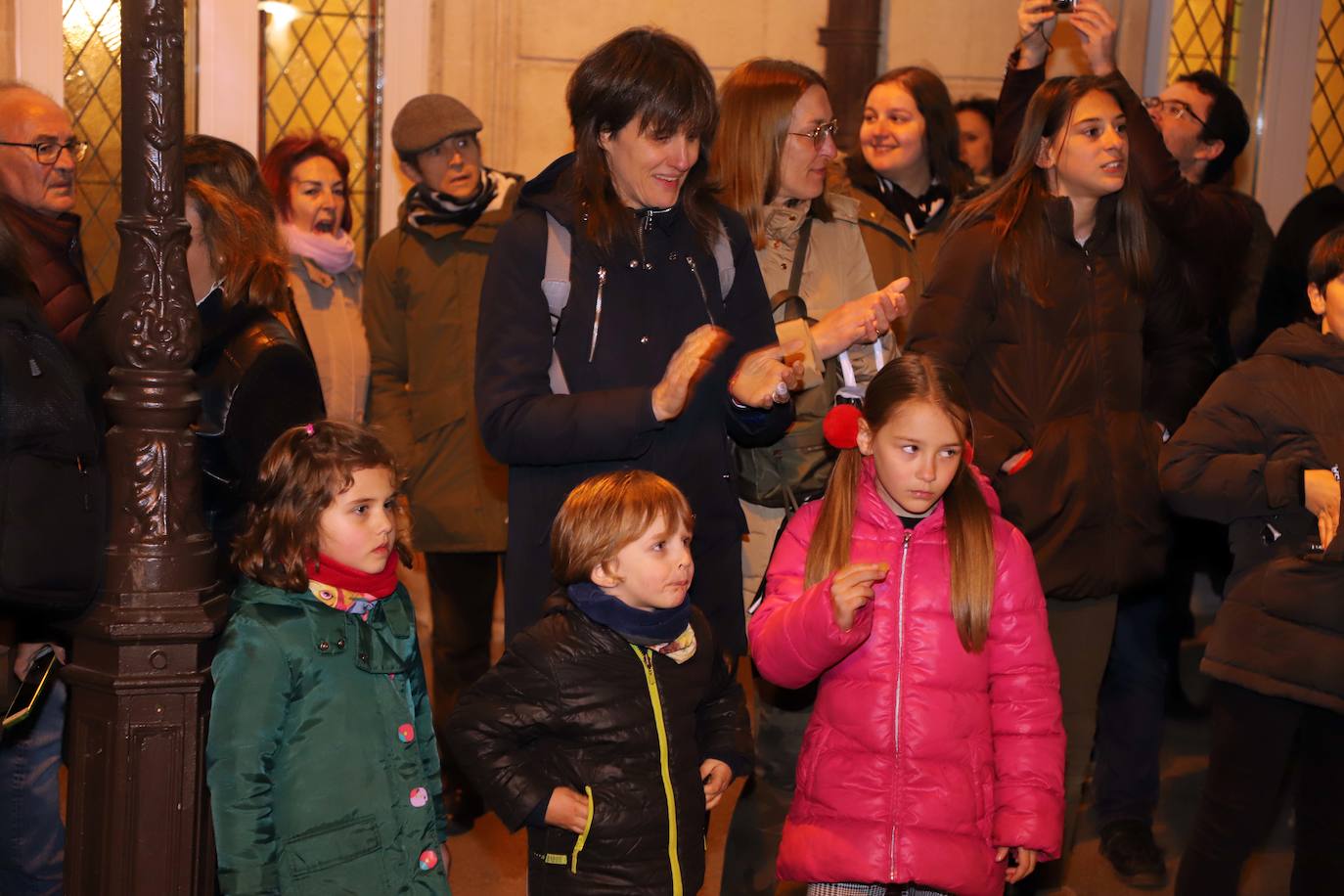 Centenares de burgaleses se echan a la calle en un multitudinario acto.