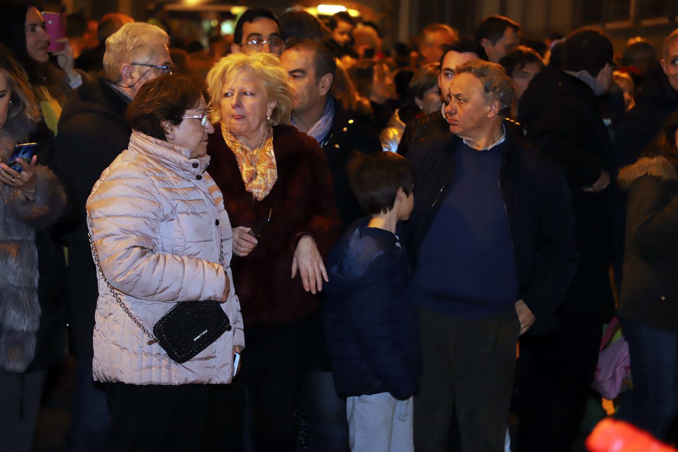 Centenares de burgaleses se echan a la calle en un multitudinario acto.