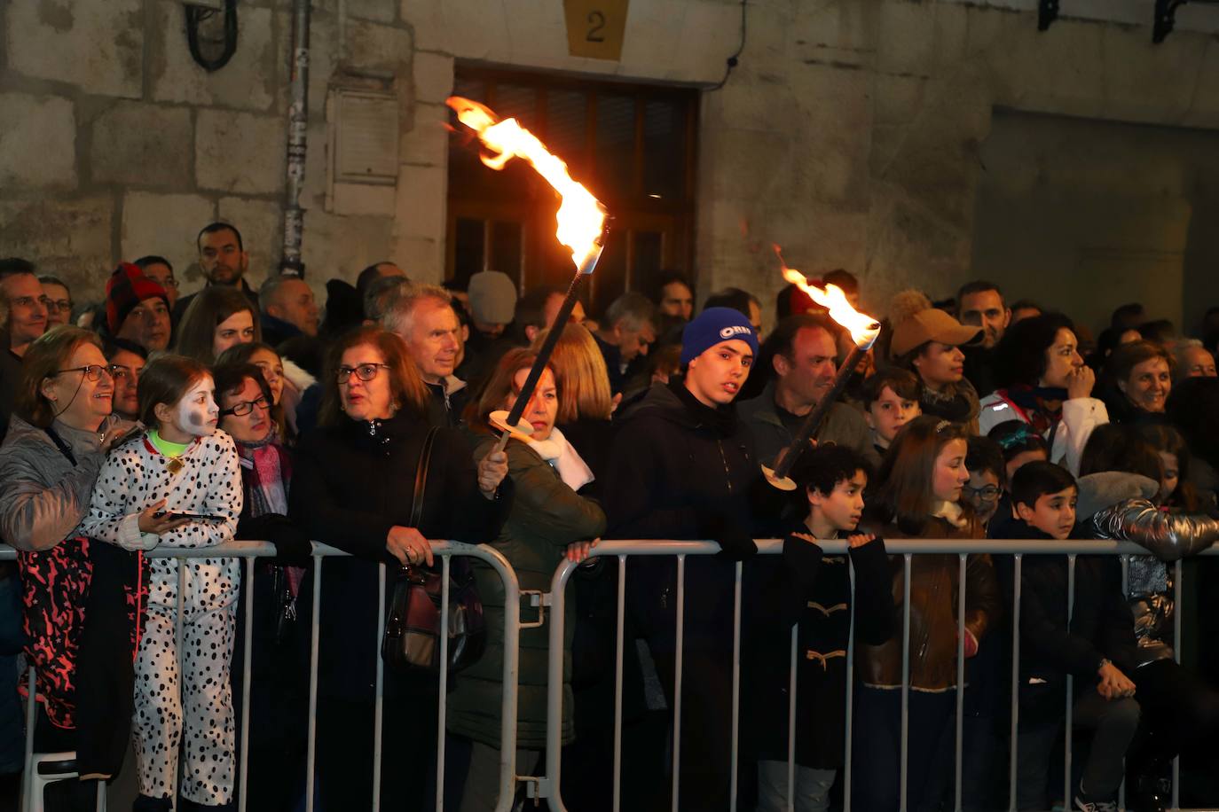 Centenares de burgaleses se echan a la calle en un multitudinario acto.