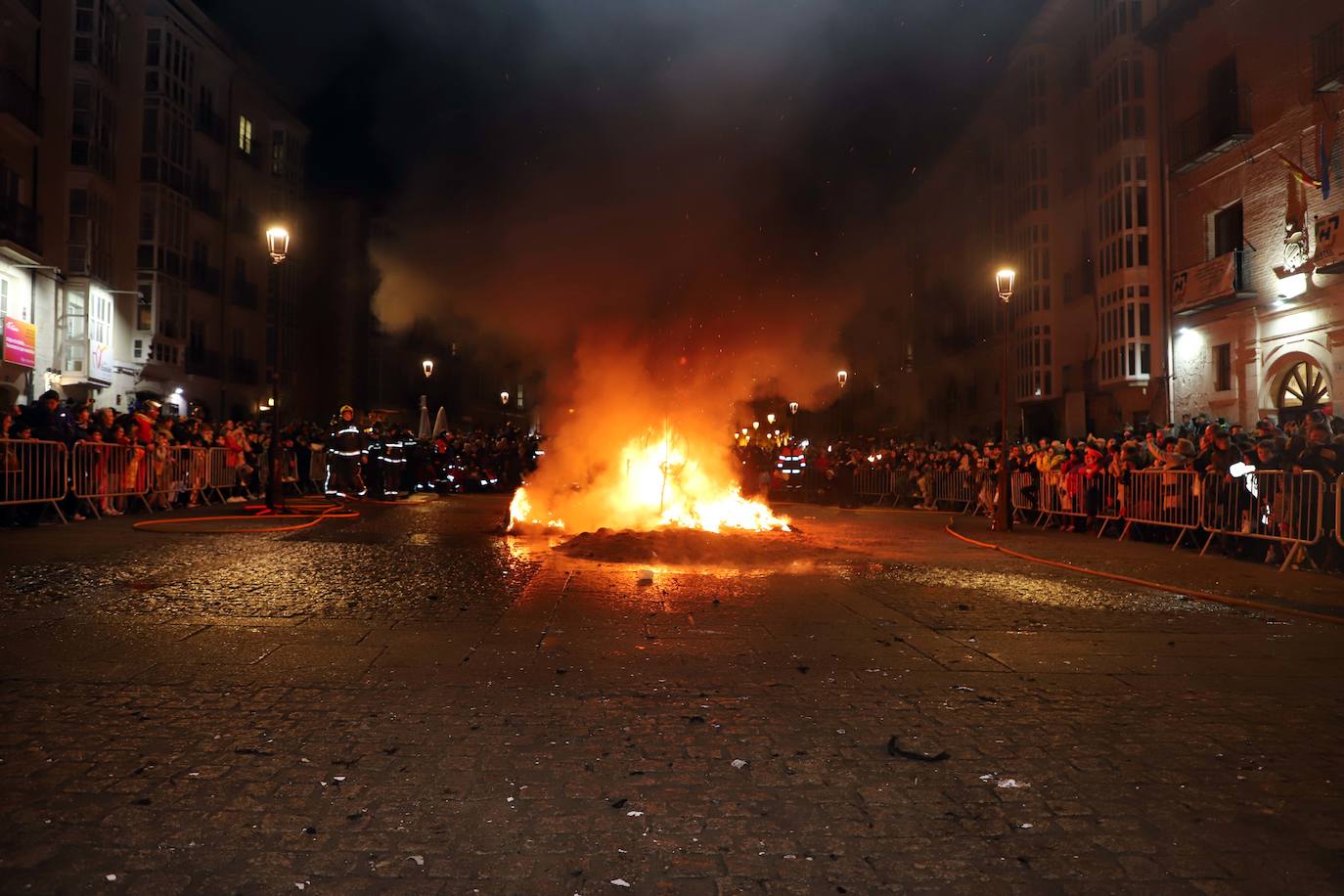 Centenares de burgaleses se echan a la calle en un multitudinario acto.