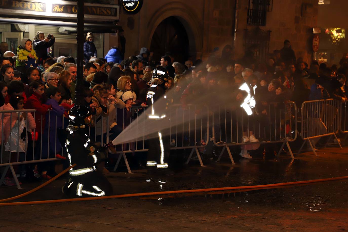 Centenares de burgaleses se echan a la calle en un multitudinario acto.