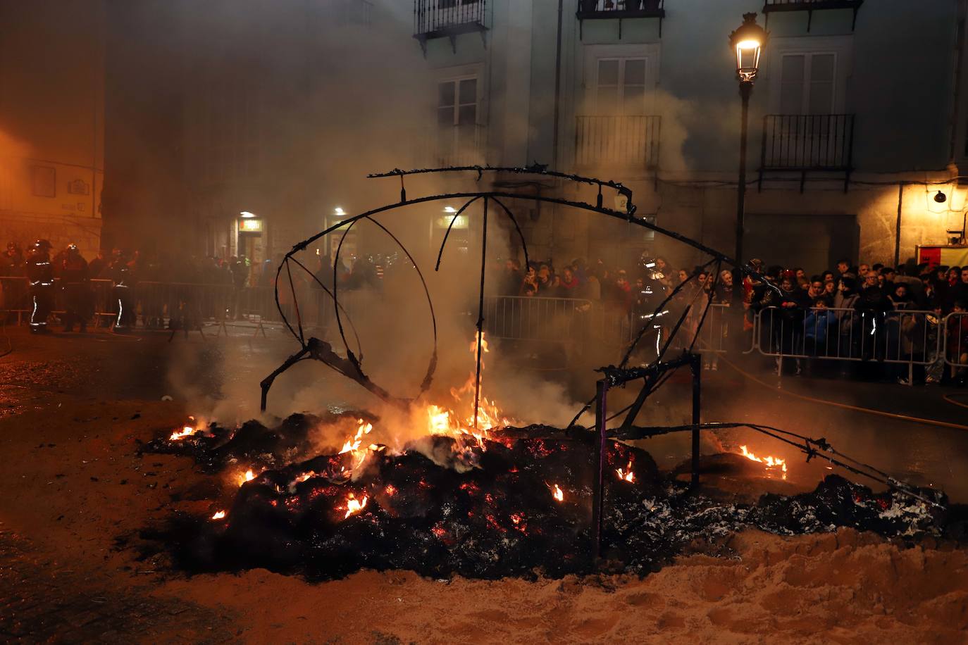 Centenares de burgaleses se echan a la calle en un multitudinario acto.