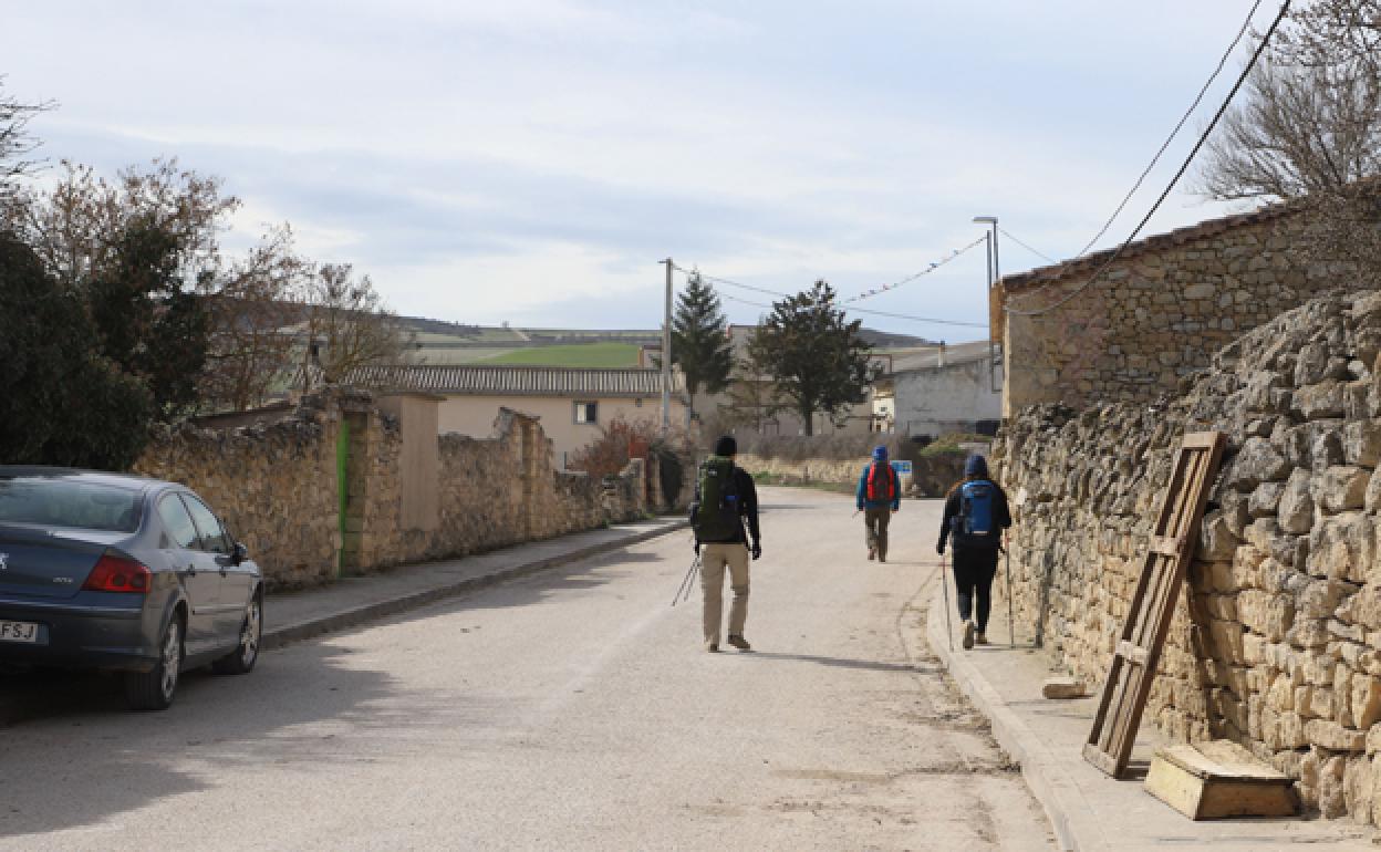 Peregrinos del Camino de Santiago en Hornillos del Camino. 