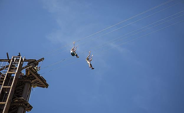 Imagen principal - Ultiman los detalles del parque multiaventura de Valdeporres, que pretenden abrir antes de Semana Santa