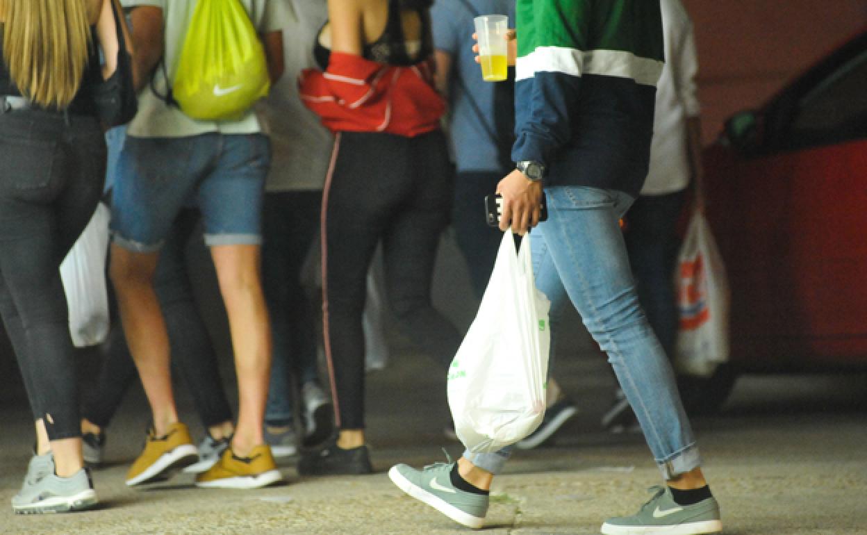 El botellón será uno de los temas que se aborde en este ciclo de conferencias. 