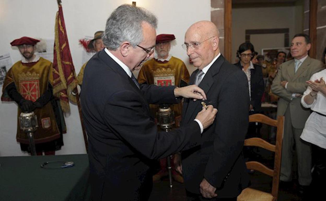 Lucien Hurmic, como presidente de 'Les Amis de la Vieille Navarra' recibió en 2010 la Cruz de Carlos III el Noble de Navarra, de manos de Miguel Sanz, presidente de la Comunidad Foral. 