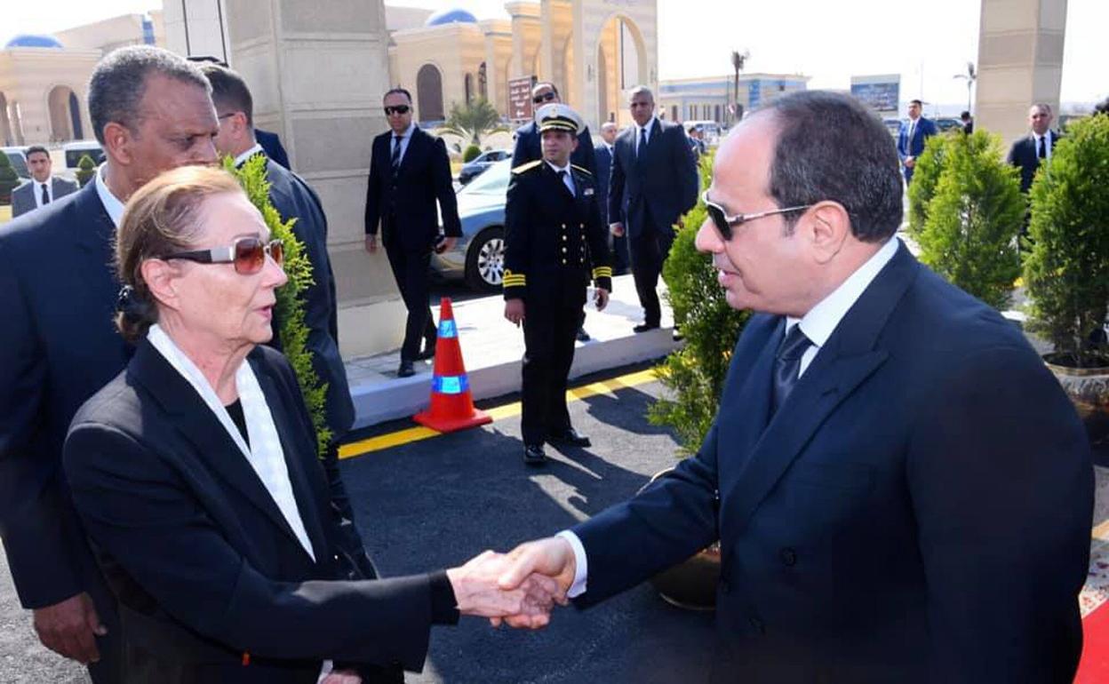 El presidente egipcio Al Sisi saluda a Suzanne Mubarak durante los funerales. 