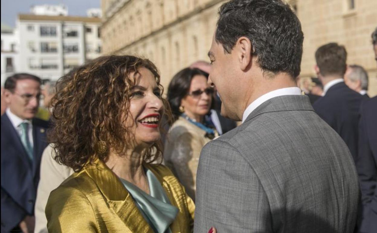 La ministra de Hacienda, María Jesús Montero, saluda al presidente de la Junta de Andalucía 