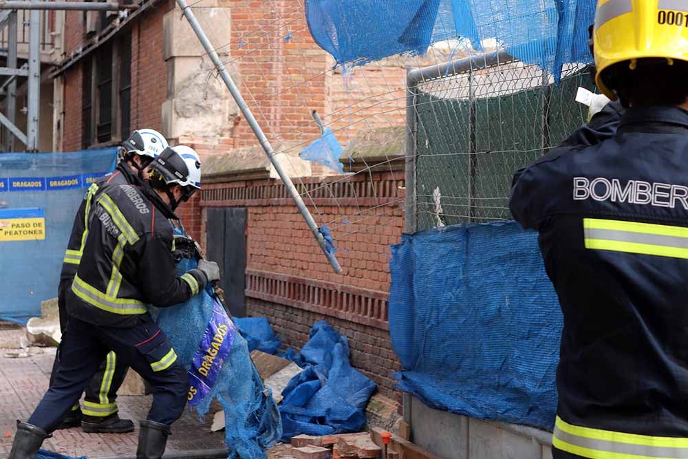 Fotos: Los bomberos han tenido que intervenir en la caída del muro exterior del antiguo colegio Niño Jesús