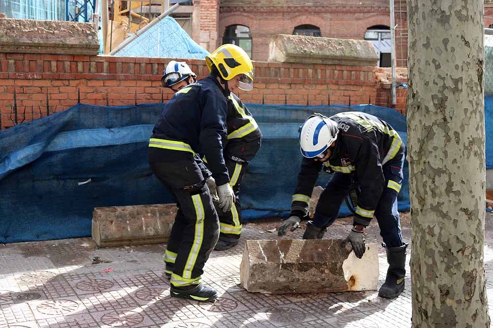 Fotos: Los bomberos han tenido que intervenir en la caída del muro exterior del antiguo colegio Niño Jesús