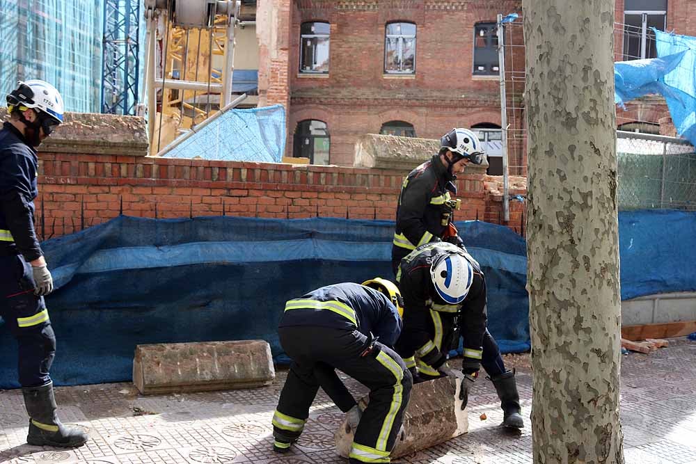 Fotos: Los bomberos han tenido que intervenir en la caída del muro exterior del antiguo colegio Niño Jesús