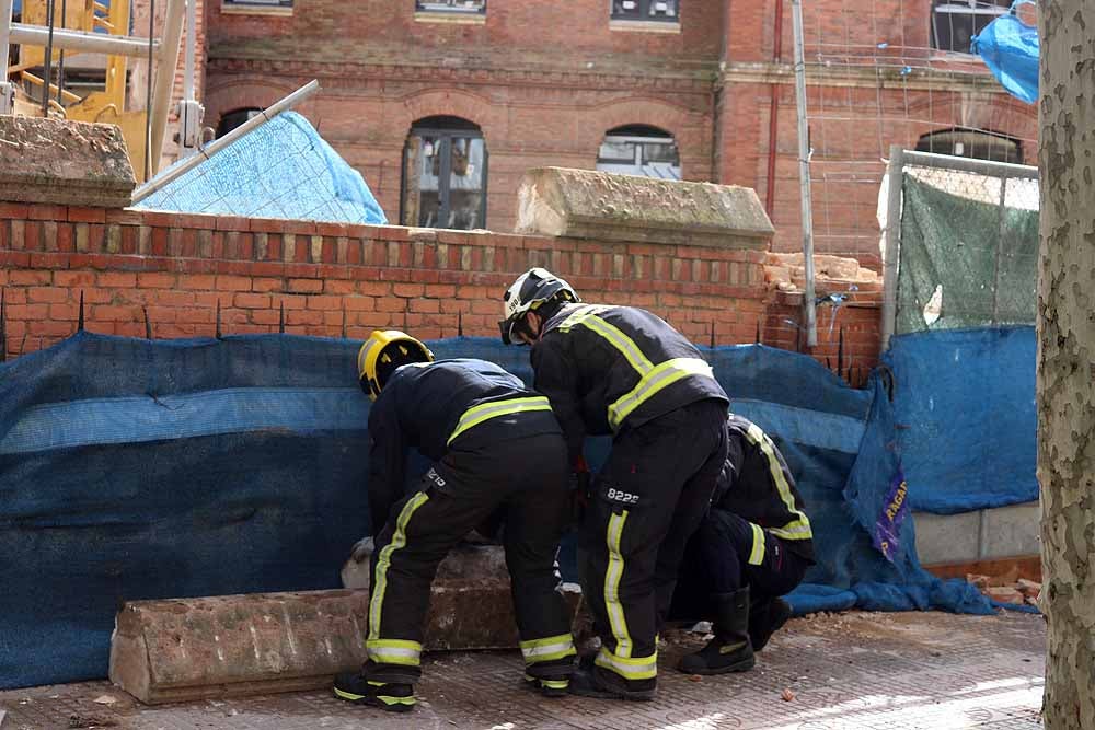 Fotos: Los bomberos han tenido que intervenir en la caída del muro exterior del antiguo colegio Niño Jesús