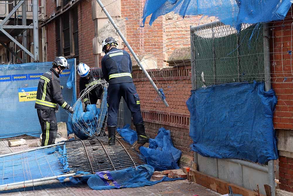 Fotos: Los bomberos han tenido que intervenir en la caída del muro exterior del antiguo colegio Niño Jesús