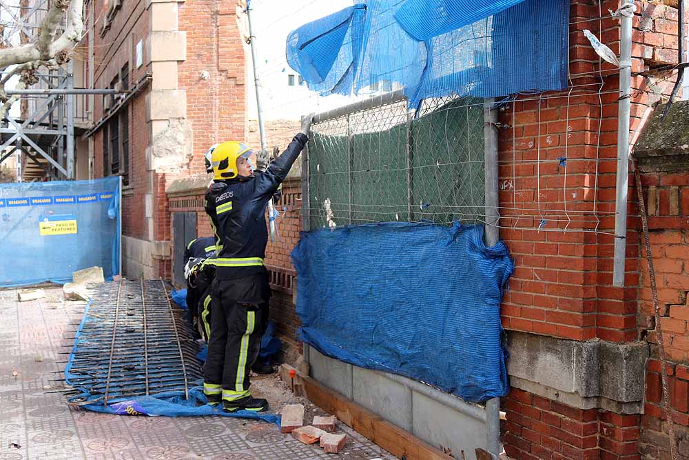 Fotos: Los bomberos han tenido que intervenir en la caída del muro exterior del antiguo colegio Niño Jesús