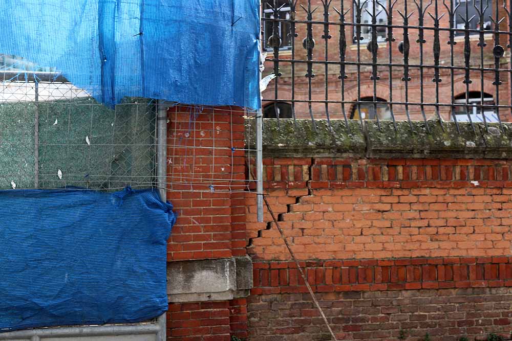 Fotos: Los bomberos han tenido que intervenir en la caída del muro exterior del antiguo colegio Niño Jesús