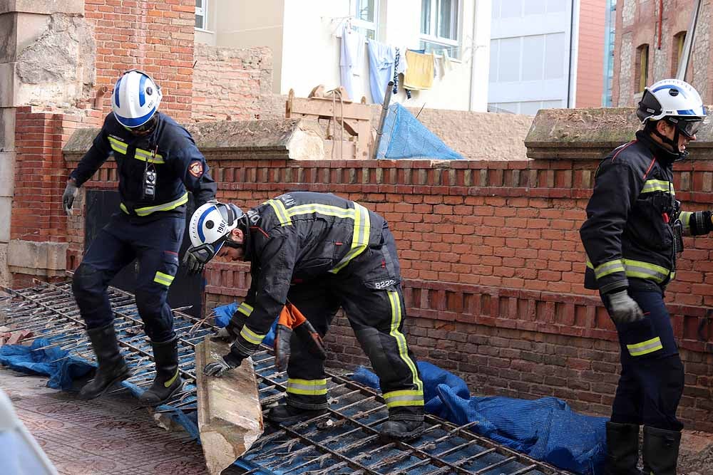 Fotos: Los bomberos han tenido que intervenir en la caída del muro exterior del antiguo colegio Niño Jesús