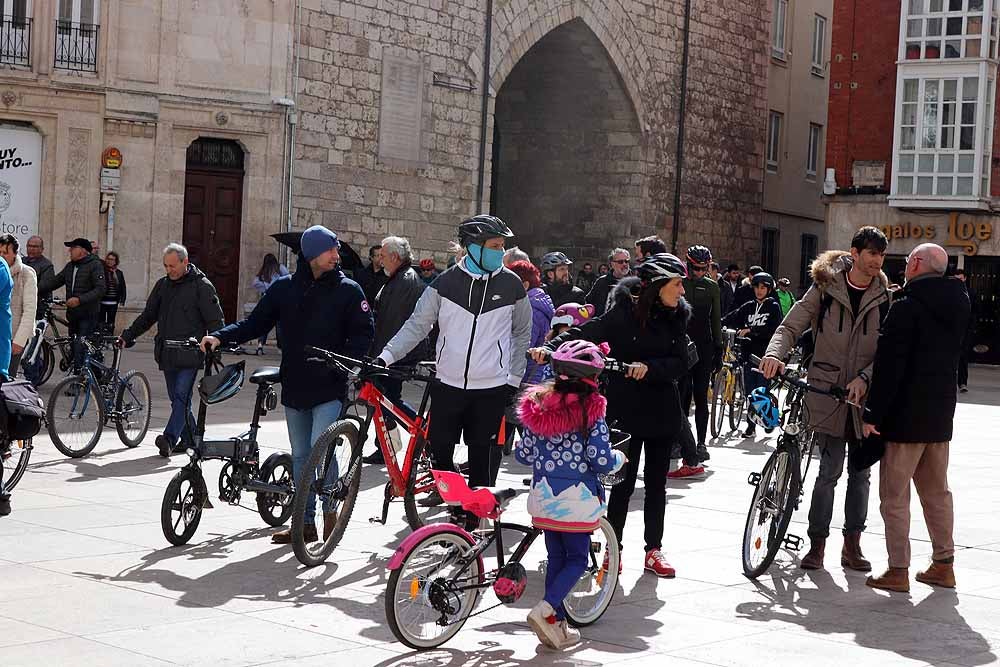 Fotos: Los ciclistas vuelve a llenar las calles de Burgos contra la Ordenanza de Movilidad