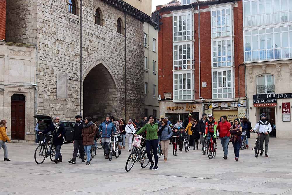 Fotos: Los ciclistas vuelve a llenar las calles de Burgos contra la Ordenanza de Movilidad