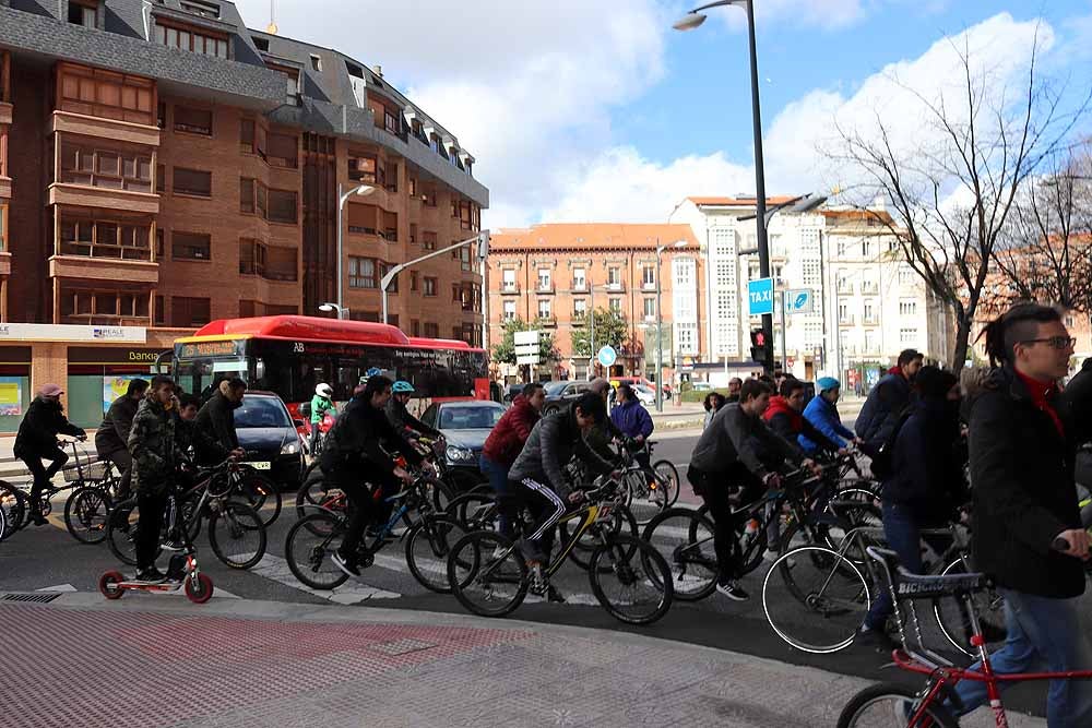 Fotos: Los ciclistas vuelve a llenar las calles de Burgos contra la Ordenanza de Movilidad