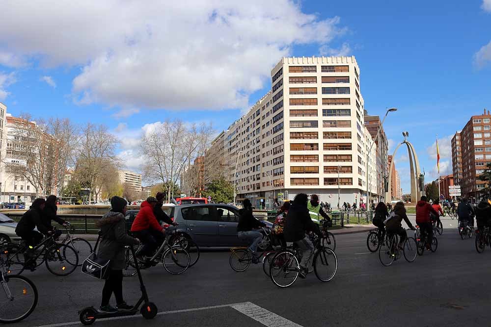 Fotos: Los ciclistas vuelve a llenar las calles de Burgos contra la Ordenanza de Movilidad