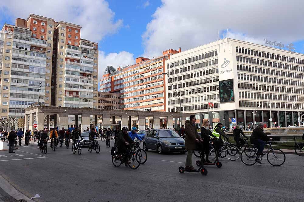 Fotos: Los ciclistas vuelve a llenar las calles de Burgos contra la Ordenanza de Movilidad