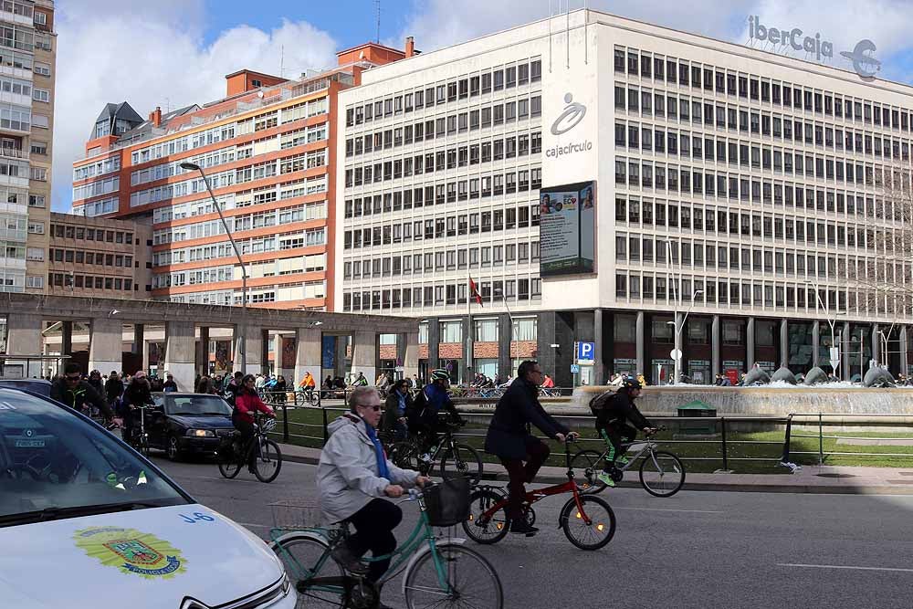 Fotos: Los ciclistas vuelve a llenar las calles de Burgos contra la Ordenanza de Movilidad