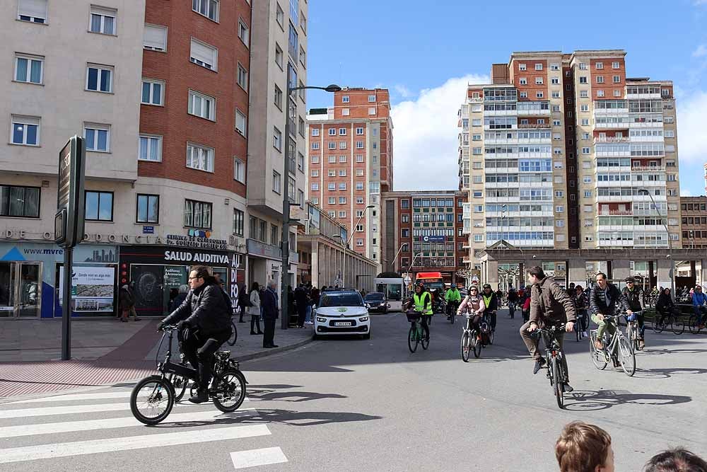 Fotos: Los ciclistas vuelve a llenar las calles de Burgos contra la Ordenanza de Movilidad