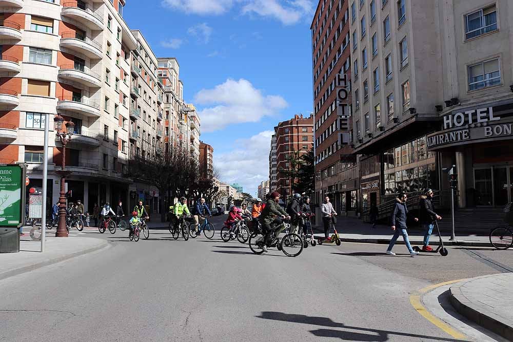 Fotos: Los ciclistas vuelve a llenar las calles de Burgos contra la Ordenanza de Movilidad