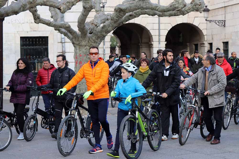 Fotos: Los ciclistas vuelve a llenar las calles de Burgos contra la Ordenanza de Movilidad