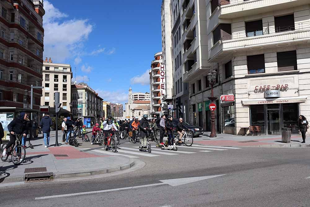 Fotos: Los ciclistas vuelve a llenar las calles de Burgos contra la Ordenanza de Movilidad