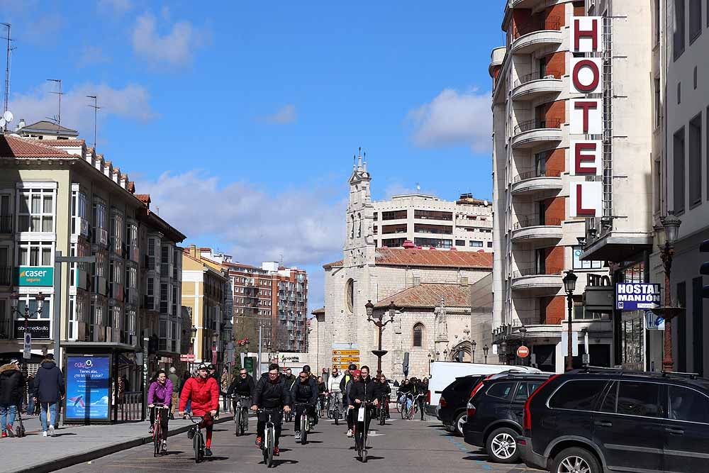 Fotos: Los ciclistas vuelve a llenar las calles de Burgos contra la Ordenanza de Movilidad