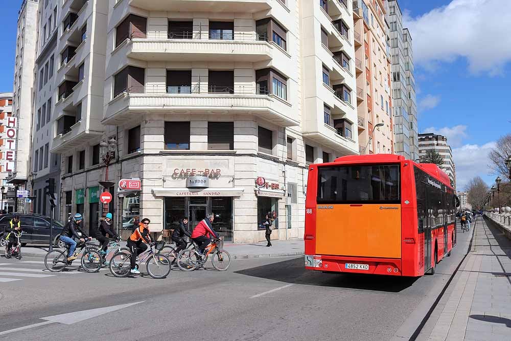 Fotos: Los ciclistas vuelve a llenar las calles de Burgos contra la Ordenanza de Movilidad