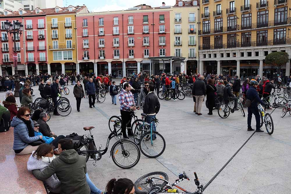 Fotos: Los ciclistas vuelve a llenar las calles de Burgos contra la Ordenanza de Movilidad