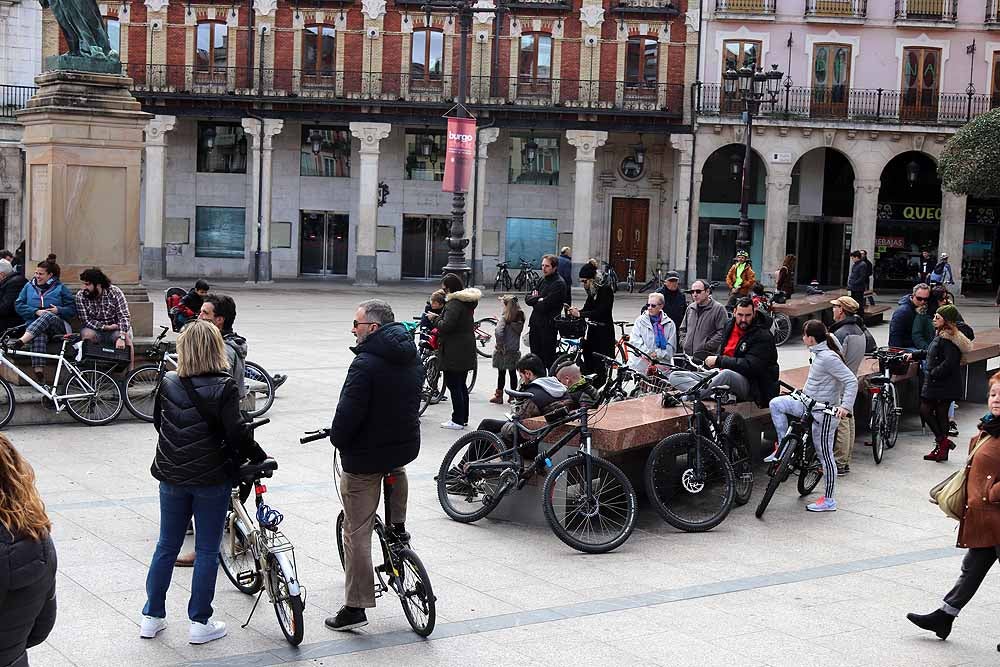 Fotos: Los ciclistas vuelve a llenar las calles de Burgos contra la Ordenanza de Movilidad