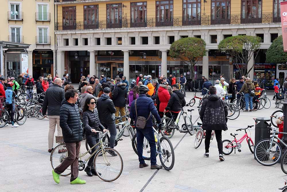 Fotos: Los ciclistas vuelve a llenar las calles de Burgos contra la Ordenanza de Movilidad