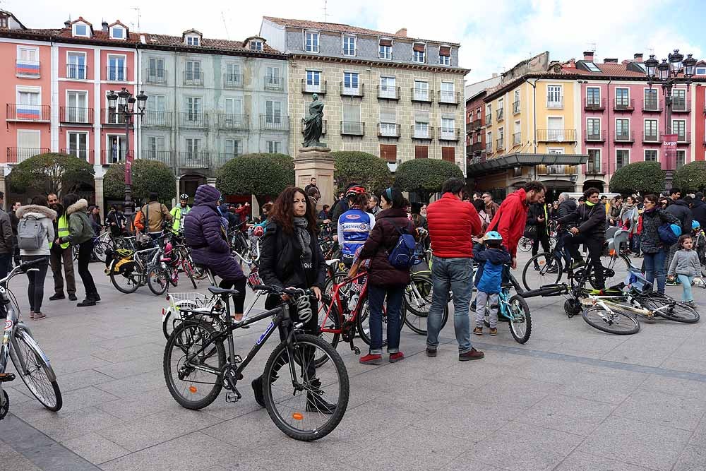 Fotos: Los ciclistas vuelve a llenar las calles de Burgos contra la Ordenanza de Movilidad