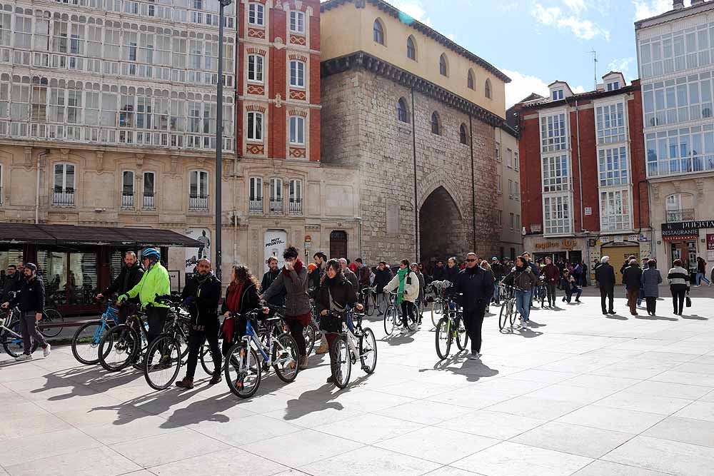 Fotos: Los ciclistas vuelve a llenar las calles de Burgos contra la Ordenanza de Movilidad