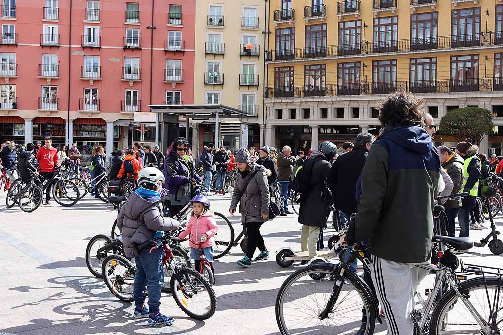 Fotos: Los ciclistas vuelve a llenar las calles de Burgos contra la Ordenanza de Movilidad