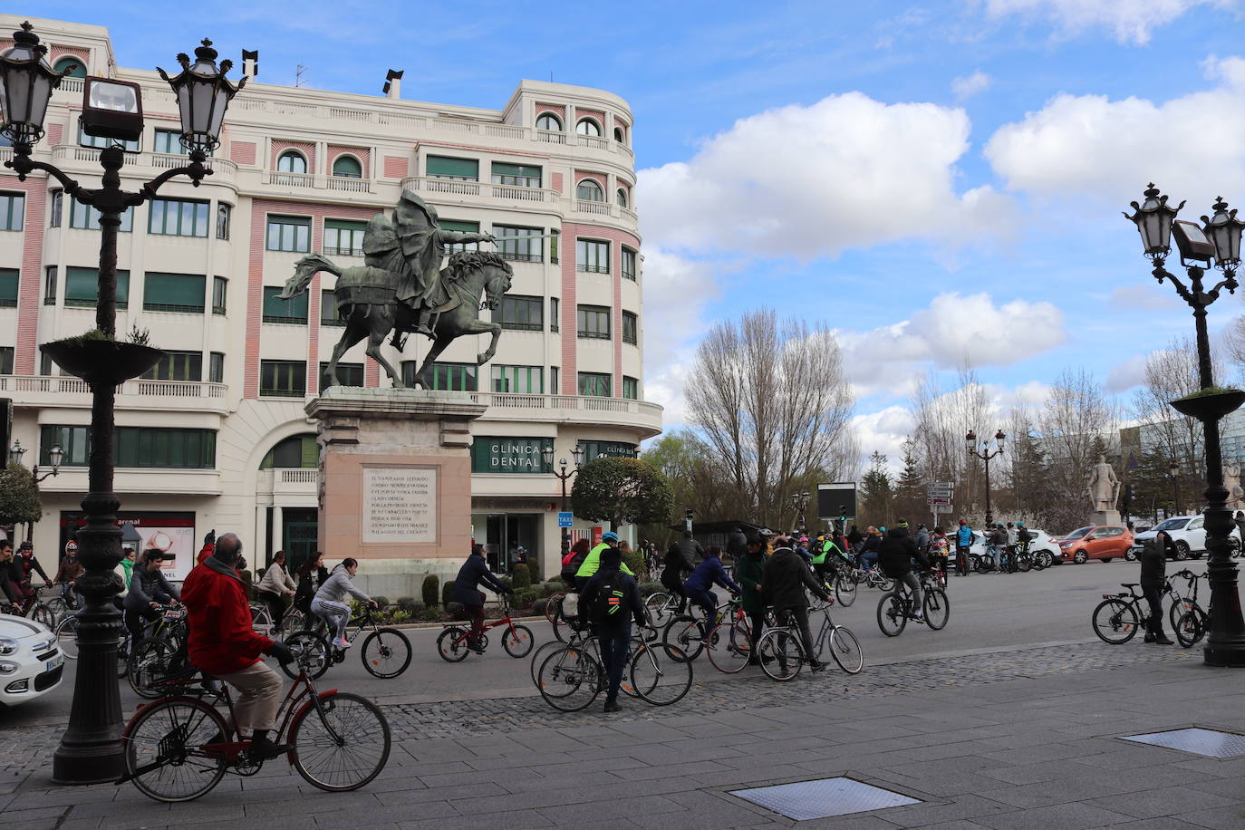 Fotos: Los ciclistas vuelve a llenar las calles de Burgos contra la Ordenanza de Movilidad