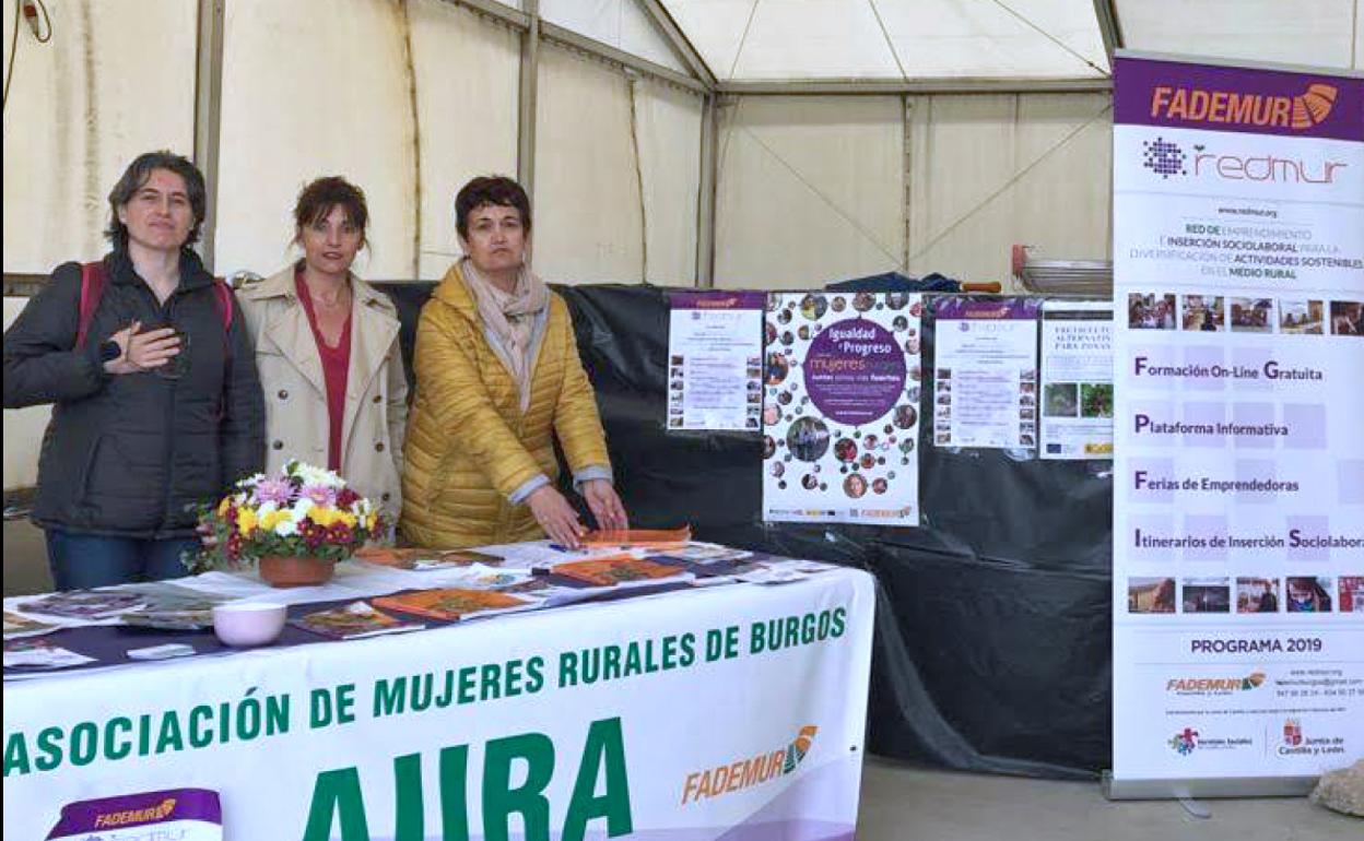 Julia Quintana, de amarillo, durante una feria en el puesto de la asociación de mujeres rurales Aura Fademur. 