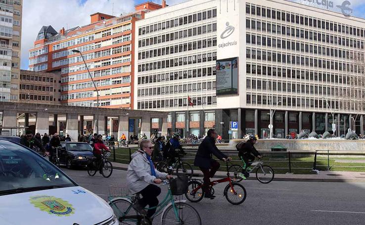 Los ciclistas vuelven a llenar las calles de Burgos contra la Ordenanza de Movilidad