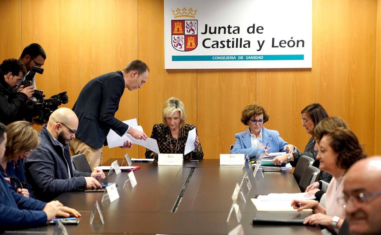 La consejera de Sanidad, Verónica Casado, preside la reunión constitutiva del 'Comité asesor de Castilla y León para la prevención, preparación y respuesta ante el coronavirus. A su izquierda, la directora de Salud Pública, Carmen Pacheco. 