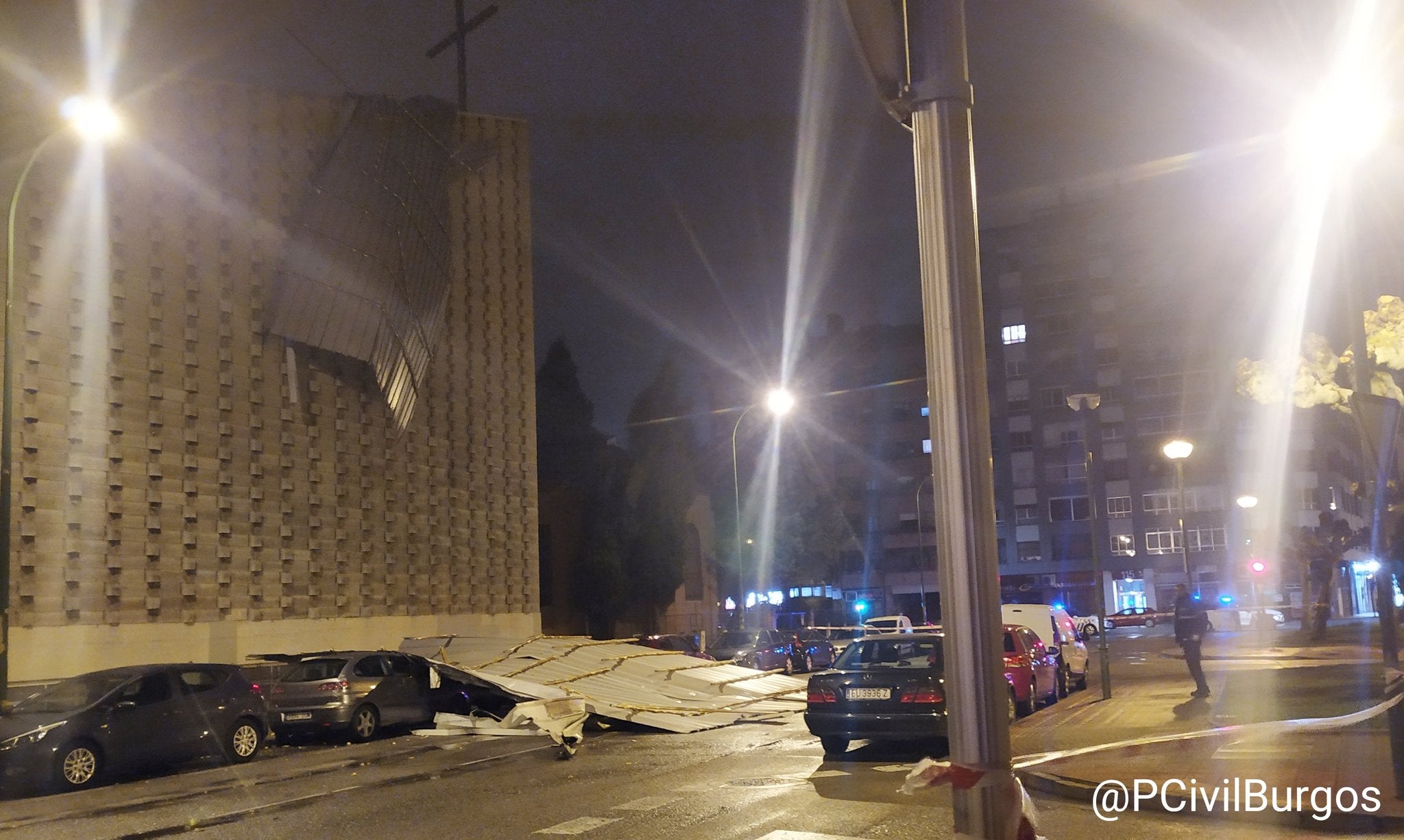 El viento ha desprendido parte del tejado de la iglesia de Santo Domingo de Guzmán y el de una nave en la zona de Hipercor, que ha seccionado un cable eléctrico que ha dejado sin luz a la zona sur y al barrio San Pedro y San Felices.