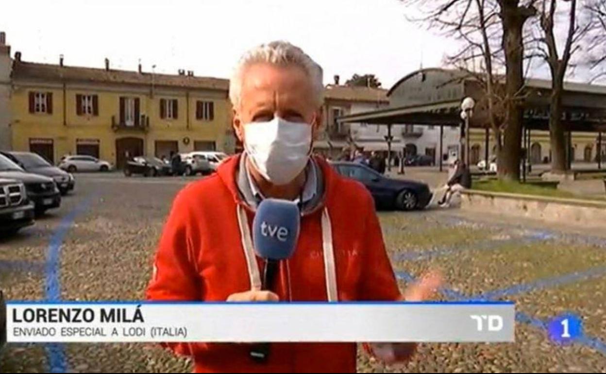 Lorenzo Milá informa desde la ciudad italiana de Lodi protegido con una mascarilla.