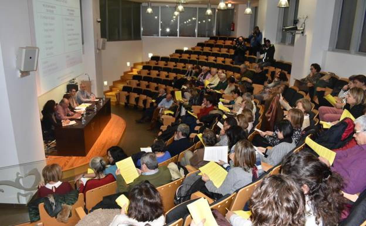 Imagen de archivo de una reunión en la sede del Colegio Oficial de Médicos de Burgos.